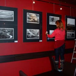 wieszanie wystawy. fot. ireneusz czechowicz